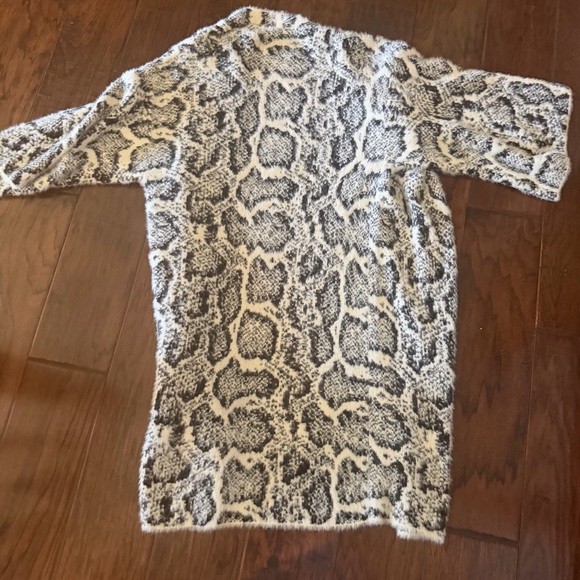 Open Front Snake Print Cardigan in Ivory & Gray - Picture 3 of 3